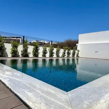 2-bedroom With Pool, Walk To & Town Apartman *