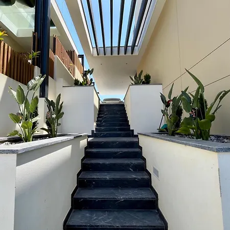 2-bedroom With Pool, Walk To & Town Apartman *