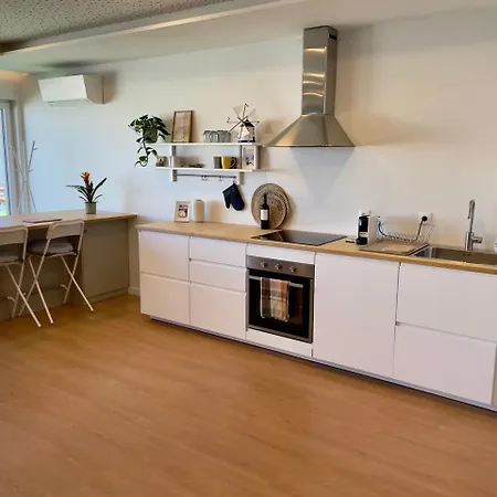 Apartman 2-bedroom With Pool, Walk To & Town