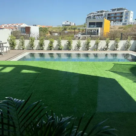 2-bedroom With Pool, Walk To & Town Apartman