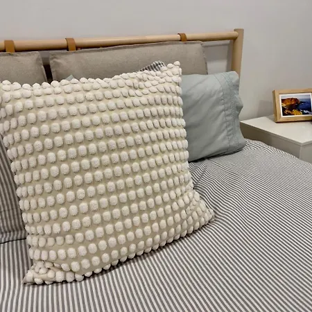 2-bedroom With Pool, Walk To & Town Apartman *