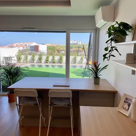 2-bedroom With Pool, Walk To & Town *