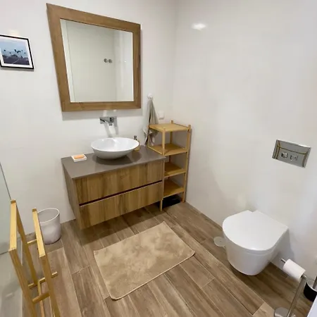 2-bedroom With Pool, Walk To & Town Apartman *