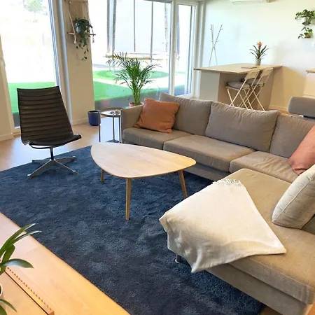 2-bedroom With Pool, Walk To & Town *