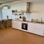 Lejlighed 2-bedroom With Pool, Walk To & Town
